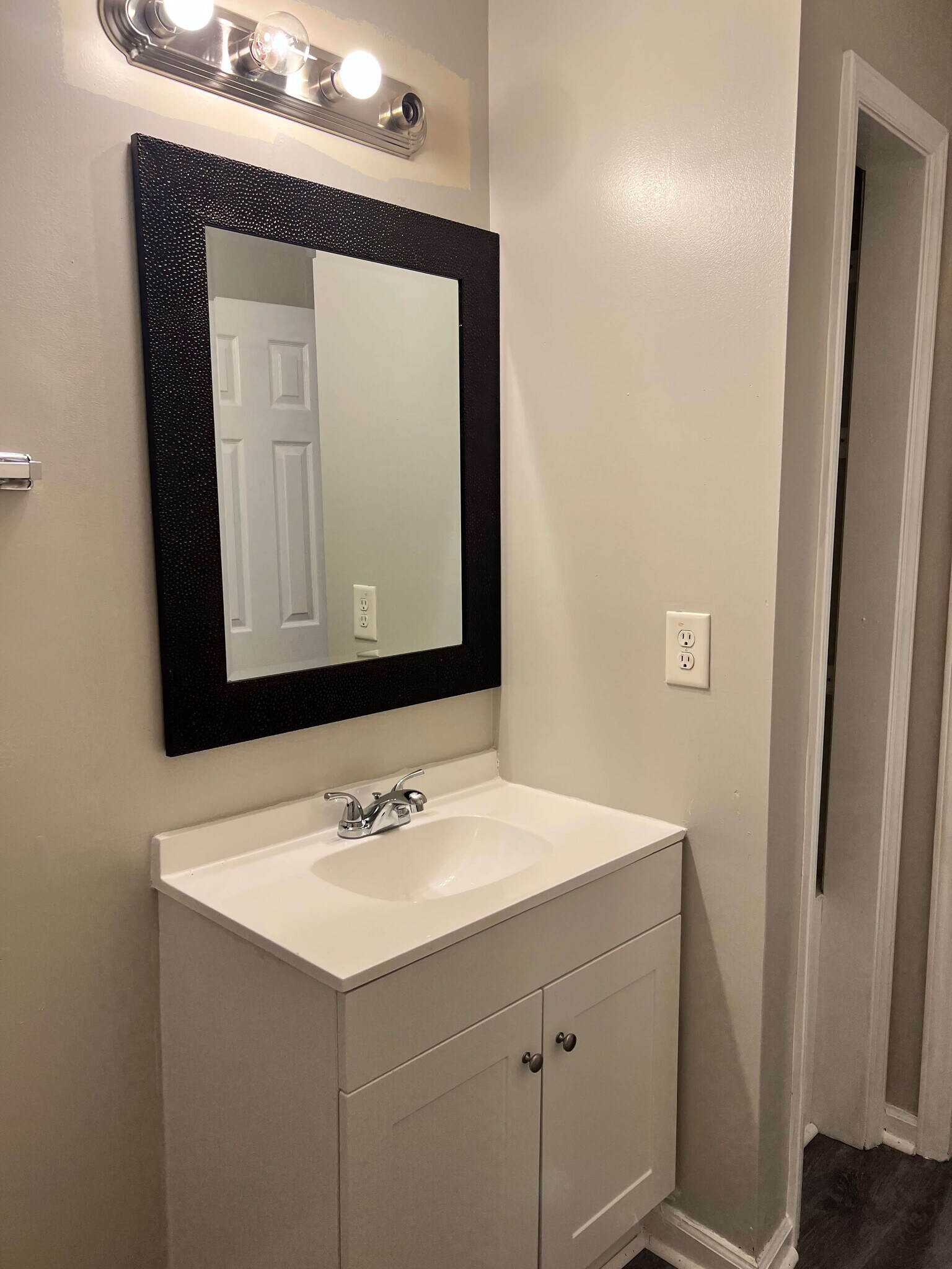 Full bathroom vanity - 6 Sidbrook Ct
