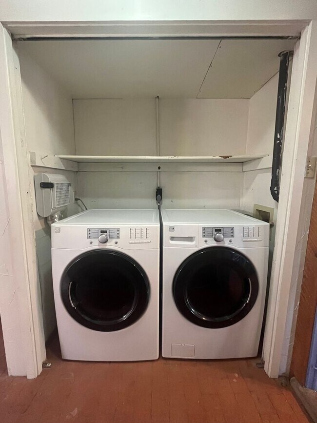 Building Photo - Pleasant 2 Bedroom 1 Bathroom Home In The Monkbridge Gardens Neighborhood!