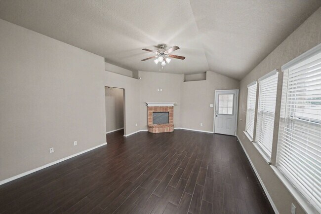 Building Photo - Spacious Single-Story Home with Solar Panels - Realtor Commission: $500