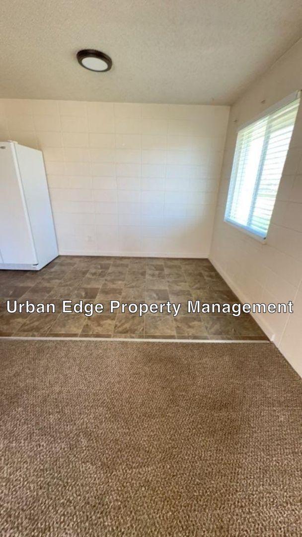 Building Photo - 1 bedroom 1 bath apartment (photos similar)