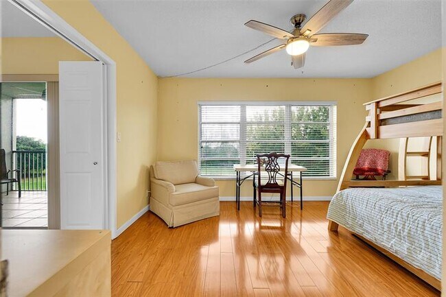 Building Photo - 3150 N Palm Aire Dr