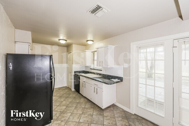Building Photo - 5321 Saddleback Rd