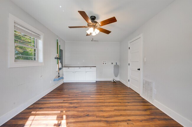 Building Photo - 215 Perryman Rd