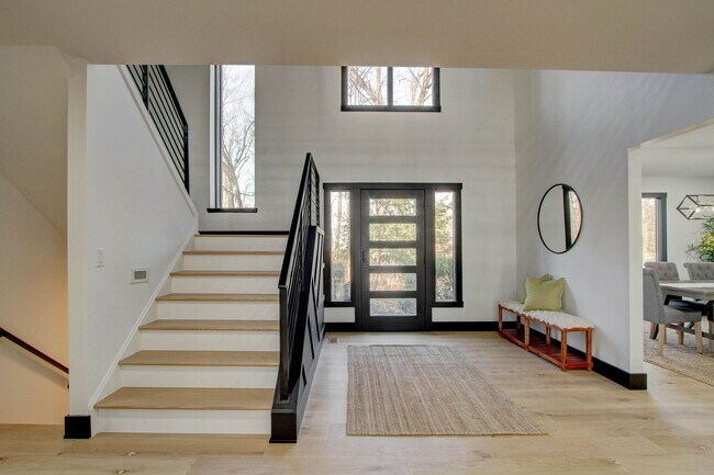 Building Photo - 755 E 96th St