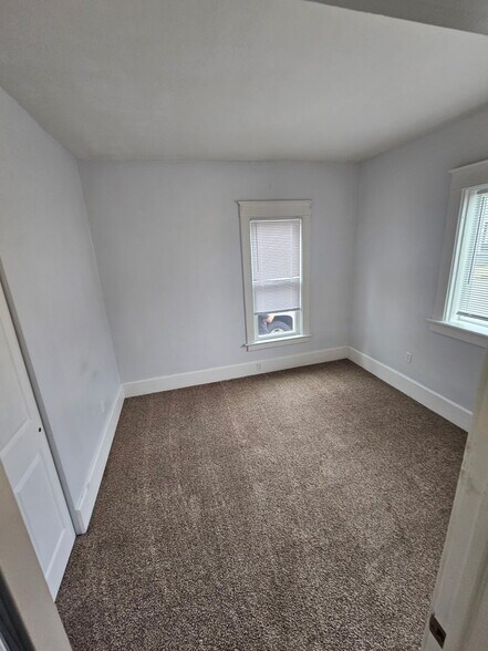 Building Photo - 1021 W 4th St