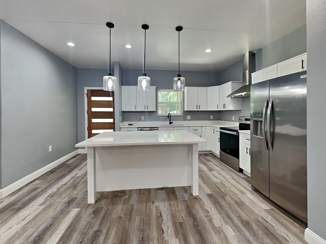 Building Photo - 633 Helena Ave