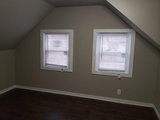 Building Photo - SPACIOUS HOME -  4 bedroom 2 bathroom - Se...