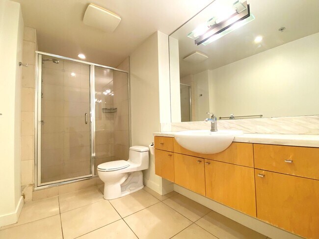 Building Photo - Beautiful 2 bedroom 2 bath condo in the Do...