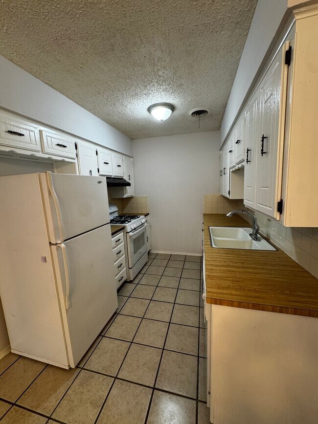 Building Photo - Redone Duplex spacious 2bedrrom 1 bathroom Hospital District