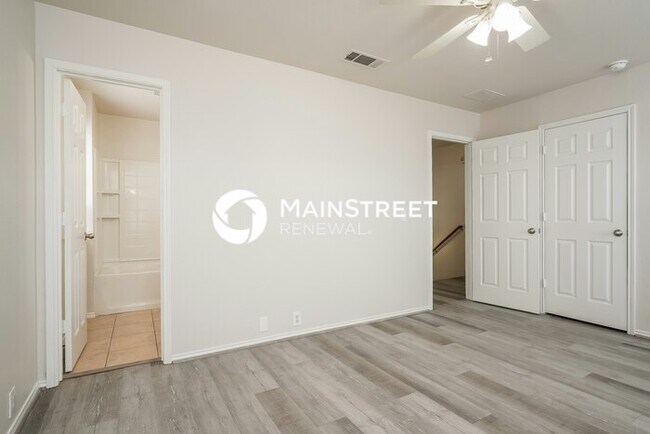 Building Photo - 2 Bedroom Pet-Friendly Home in Fort Worth, TX with Main Street Renewal