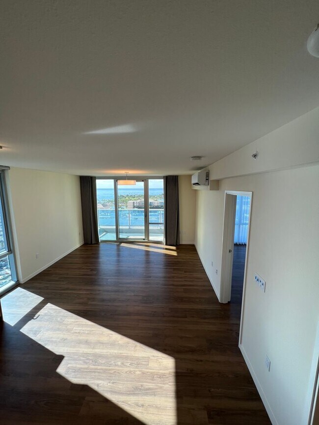 Building Photo - ** 2 BEDROOM 2 BATH** 2 covered PARKING, O...