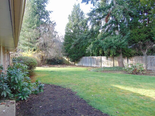 Building Photo - 3 Bedroom/1.75 Bath Bellevue Remodeled Ram...
