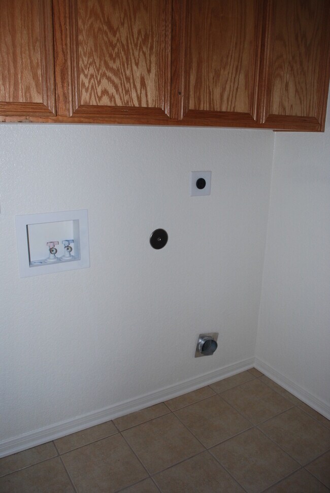 Building Photo - 913Daisy