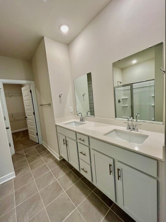 Building Photo - 3 BR, 2 BA with Fenced Yard and Fantastic Amenities!