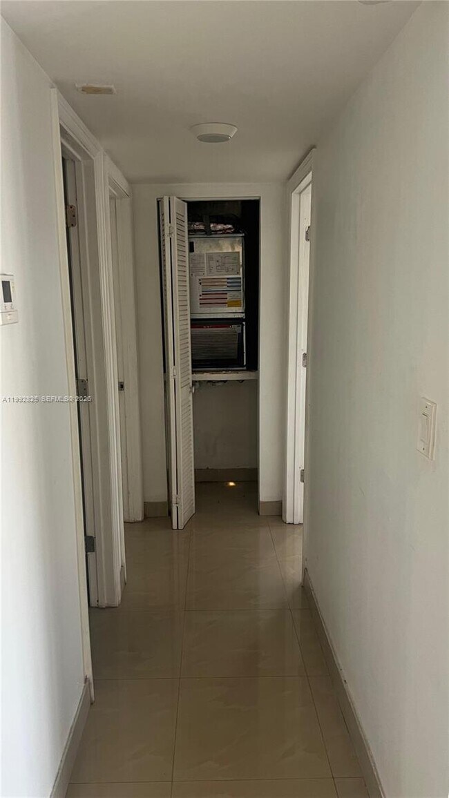 Building Photo - 15205 NE 6th Ave