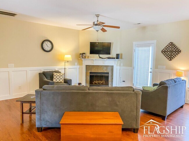Building Photo - Gorgeous Townhouse in Grey Fox Run