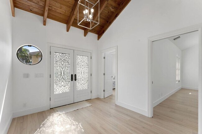 Building Photo - 150 Lucina Dr