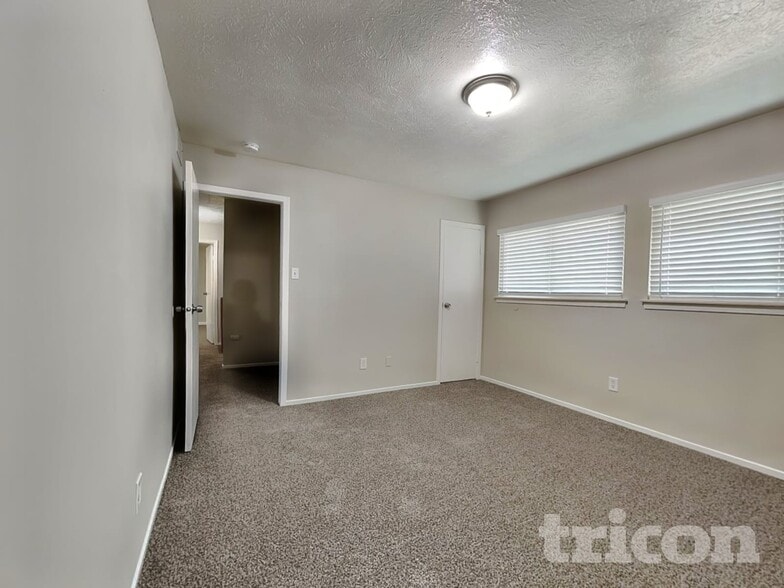 Building Photo - 3702 Deerbrook Dr