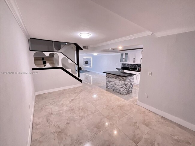 Building Photo - 936 W 79th Pl