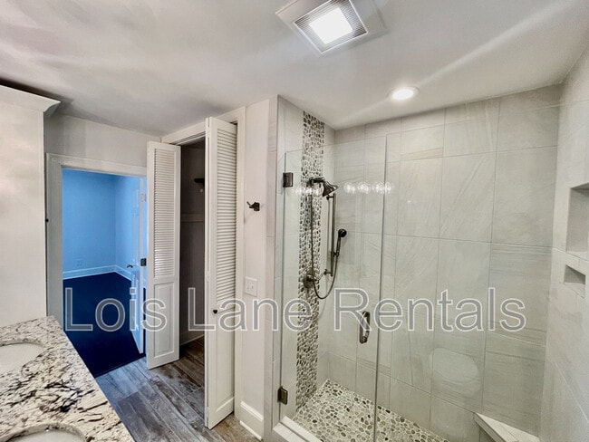 Building Photo - 3 1/2 Saint Michaels Alley