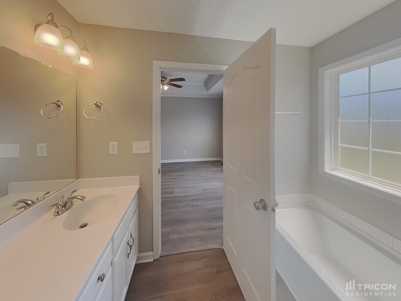 Building Photo - 3641 Aurora Dr