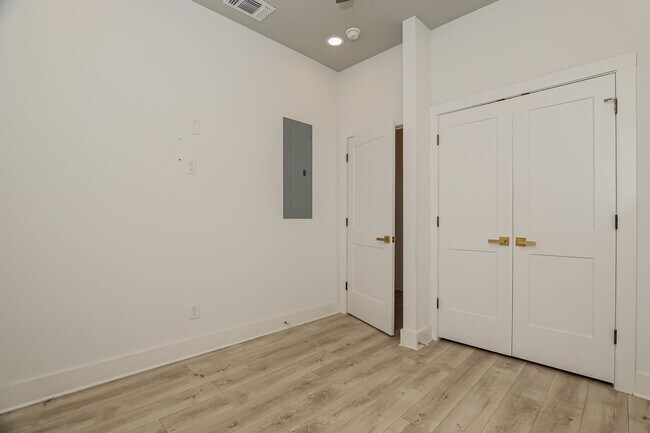 Building Photo - 120 E Magnolia Ave