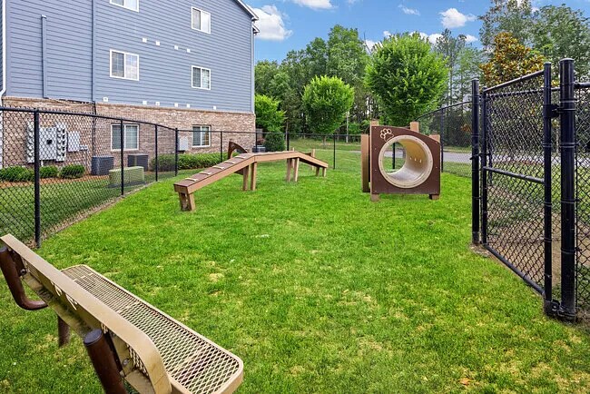 Building Photo - 9015 Kings Grant Dr