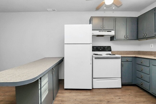 Building Photo - Lovely Two Bedroom Apartment Near Cotswold!