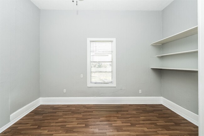 Building Photo - 4610 Schroeder St
