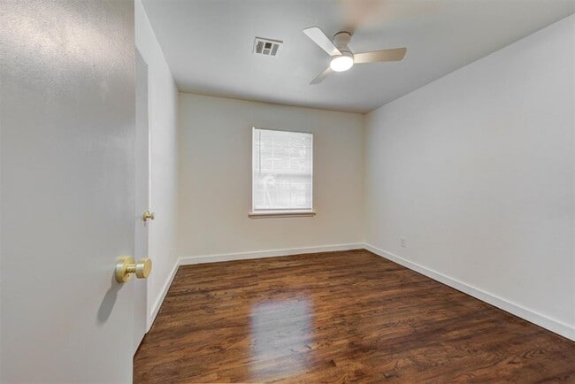 Building Photo - 1202 Windsor Way