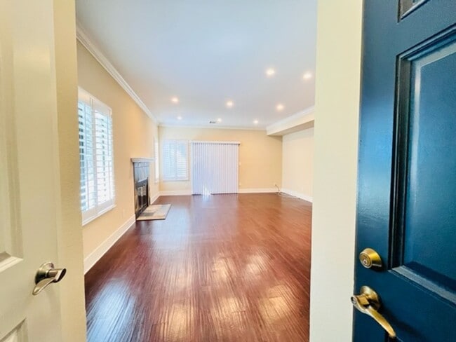 Building Photo - Beautiful, Lower-Level 2BD/2BA, Corner Con...