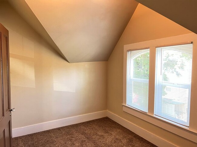 Building Photo - 4Bd/2Ba Two Story House-Available soon