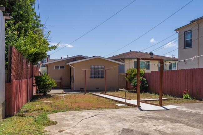 Building Photo - 823 Linden Ave