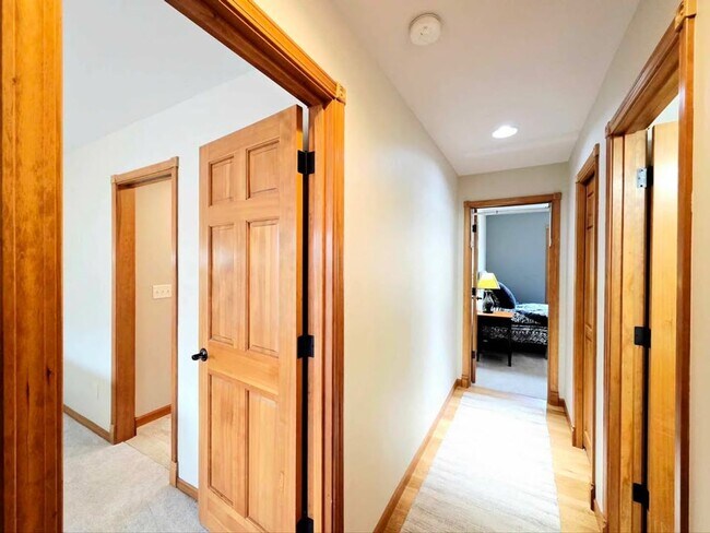 Building Photo - Gorgeous 4 Bed, 3 Bath Home w/ STUNNING RI...