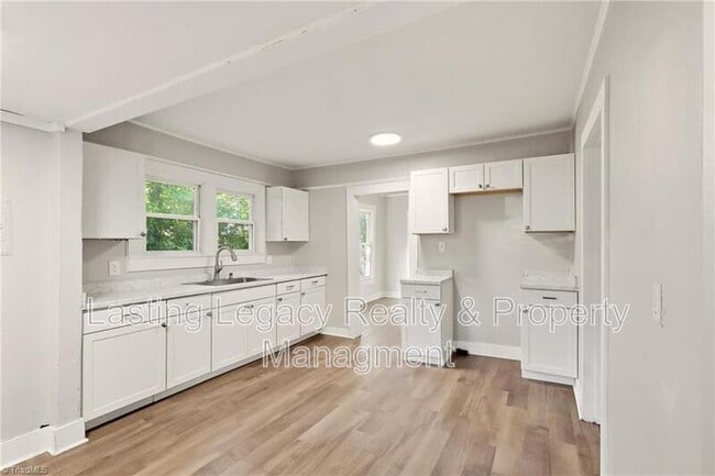 Building Photo - 2051 Bloomfield Dr