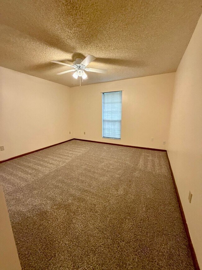 Building Photo - Great Three Bedroom Two Bath Home in Great...