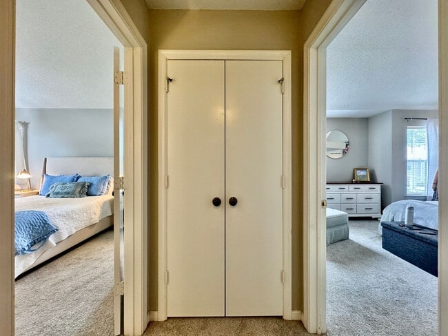 Building Photo - 2-Bedroom Condo Ready 08-01-24! Community ...