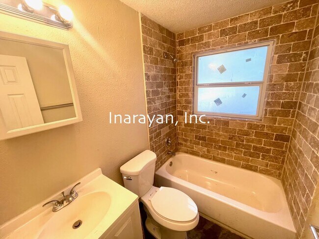 Building Photo - 2204 W Central Blvd