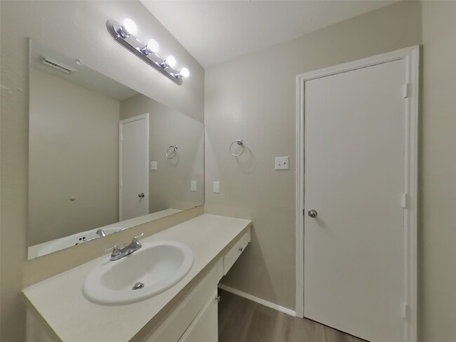 Building Photo - 16783 Fallen Timbers Dr