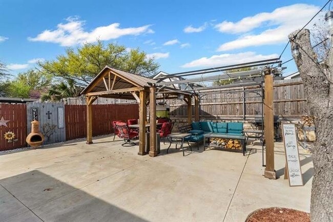 Building Photo - 3011 Castillo Dr