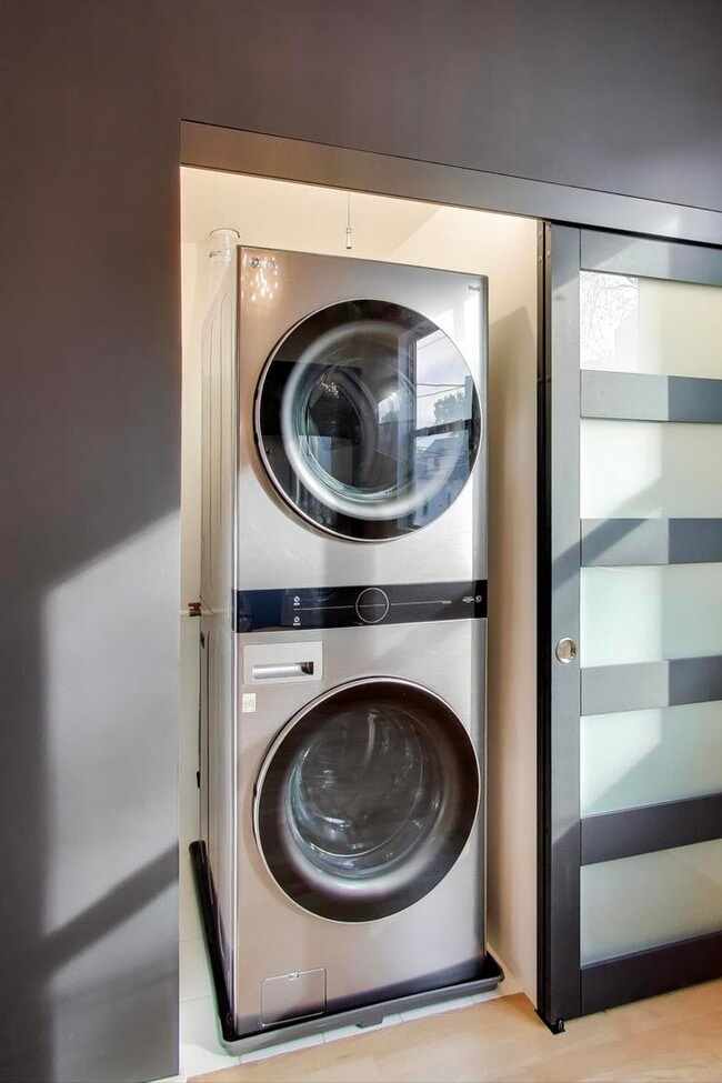 Building Photo - 6951 N Western Ave