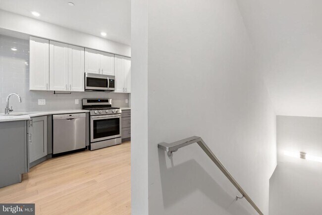 Building Photo - 2142 Master St