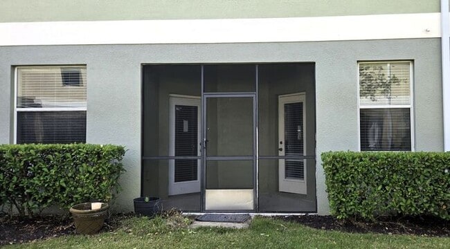 Building Photo - Amazing 4 Bedroom + Office/Bonus Room, 2 1...