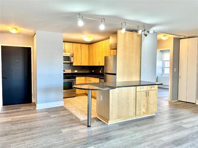 Building Photo - 210 N 17th St