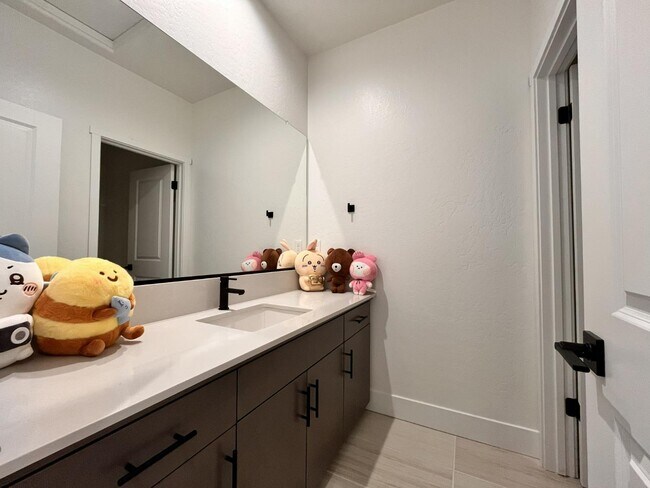 Building Photo - 2827 E Colina Dr