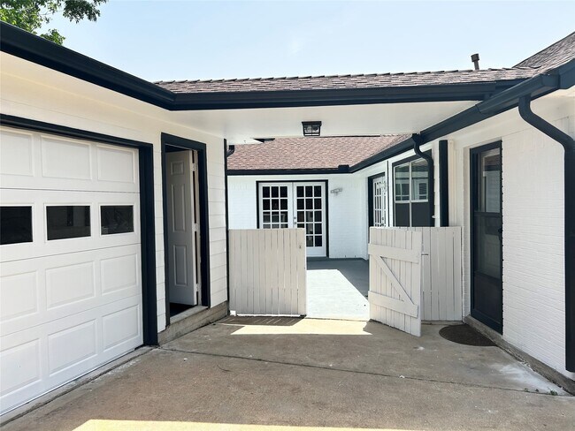 Building Photo - 1601 Washington Dr