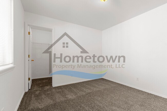 Building Photo - 3 Bedroom 2 Bathroom Home with Attached 2 Car Garage Available in Coeur d'Alene!