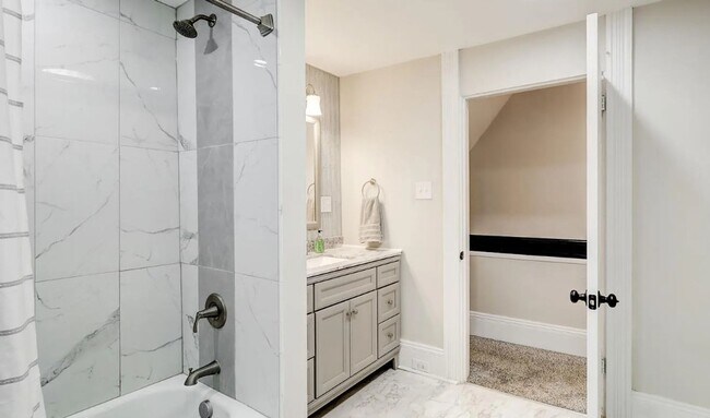 Building Photo - Spacious 3-Bedroom 2 Bath Home with Modern Comforts