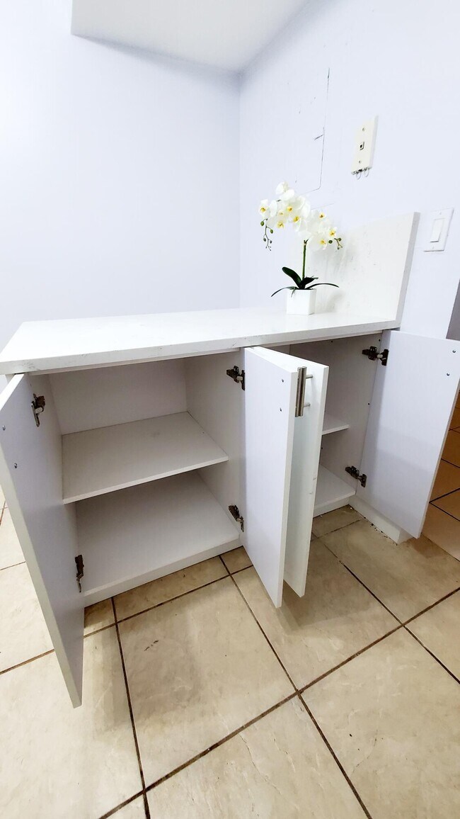 Building Photo - 721 N Pine Island Rd