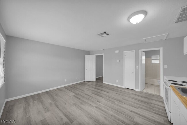 Building Photo - 15 SE 24th Ave